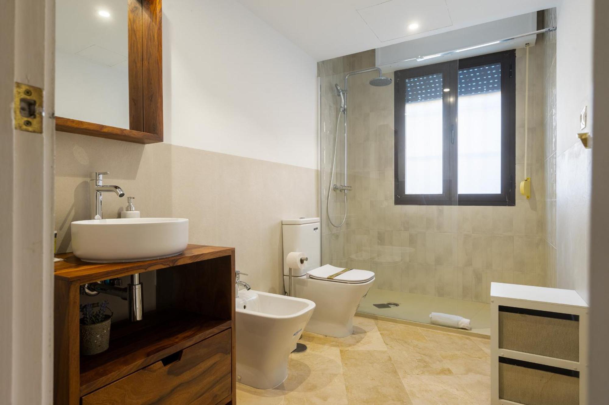 Wide With Terrace & Parking- 3bd 2bth- Alfalfa * Seville