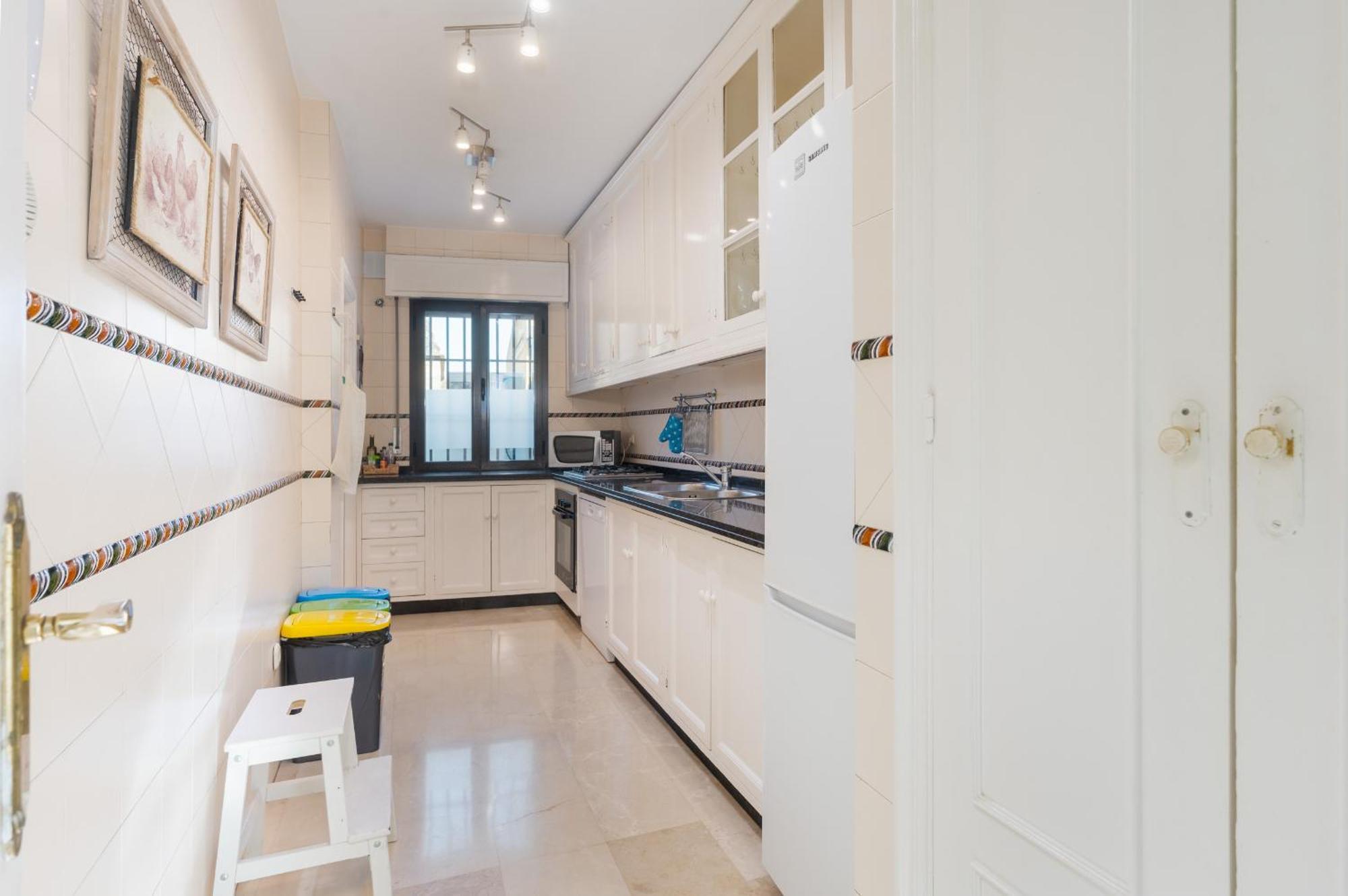 Wide With Terrace & Parking- 3bd 2bth- Alfalfa