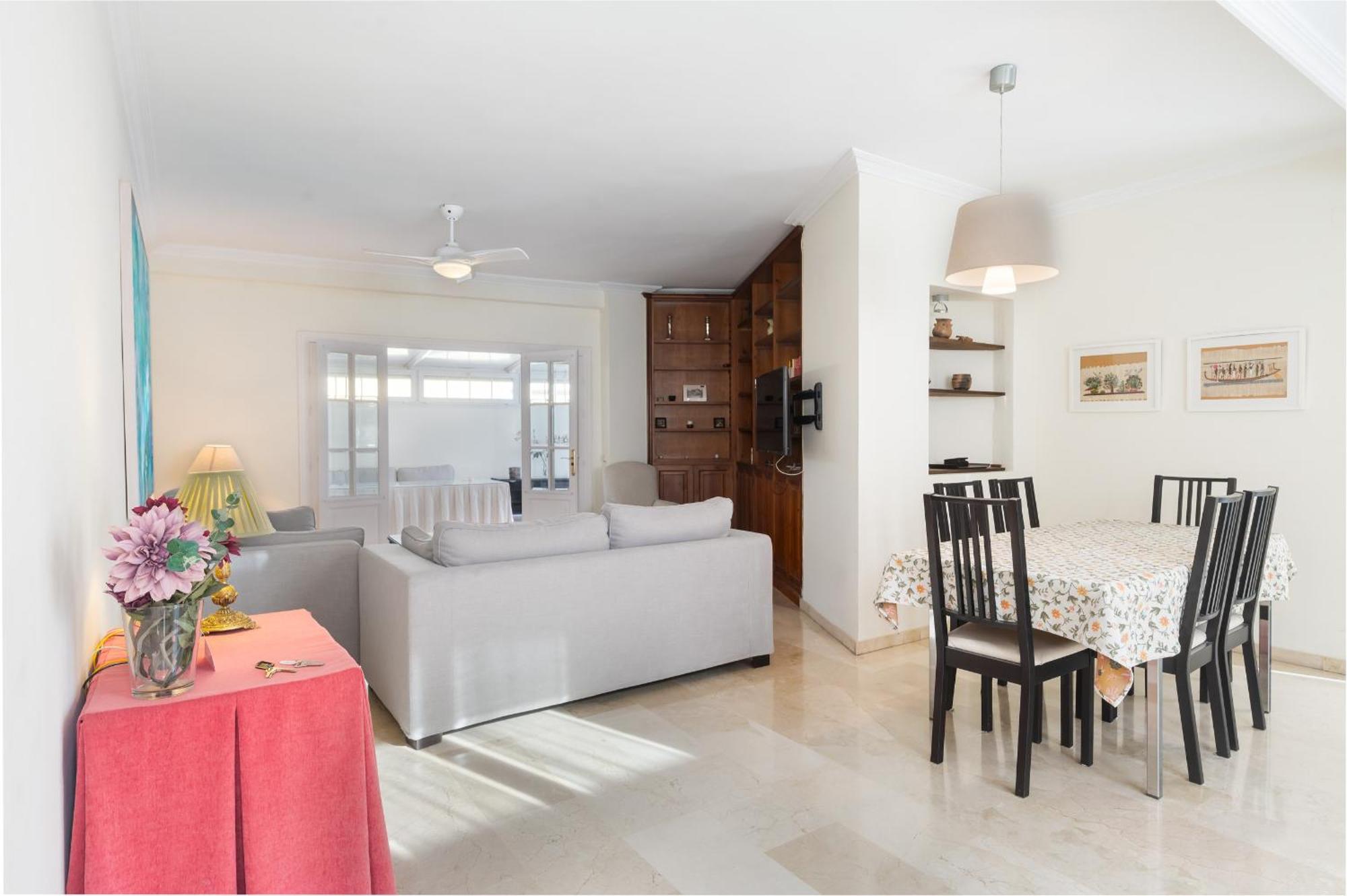 Wide With Terrace & Parking- 3bd 2bth- Alfalfa *