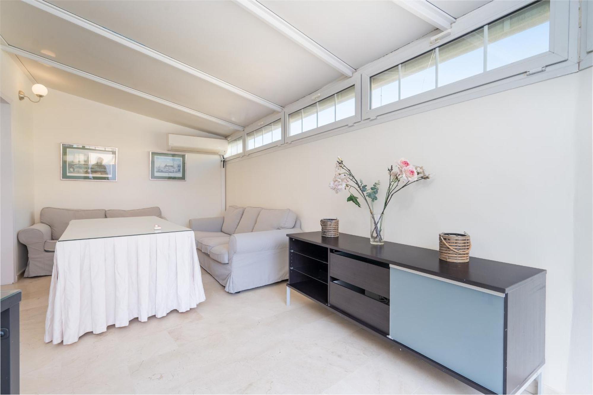Wide With Terrace & Parking- 3bd 2bth- Alfalfa Seville
