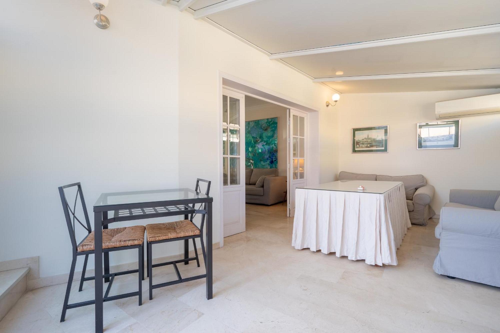 Wide With Terrace & Parking- 3bd 2bth- Alfalfa