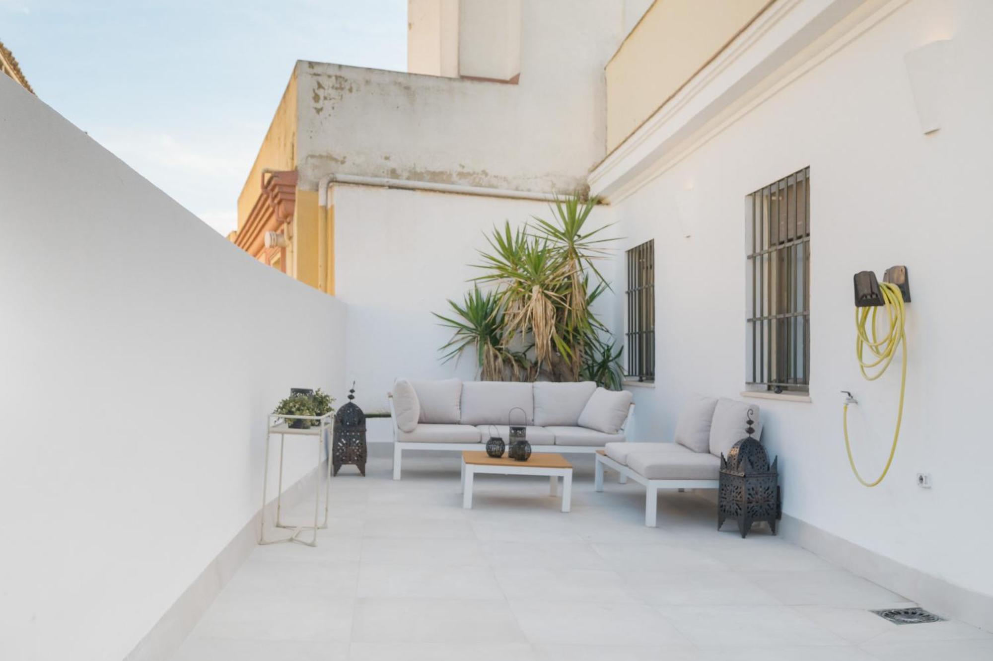 Wide With Terrace & Parking- 3bd 2bth- Alfalfa *