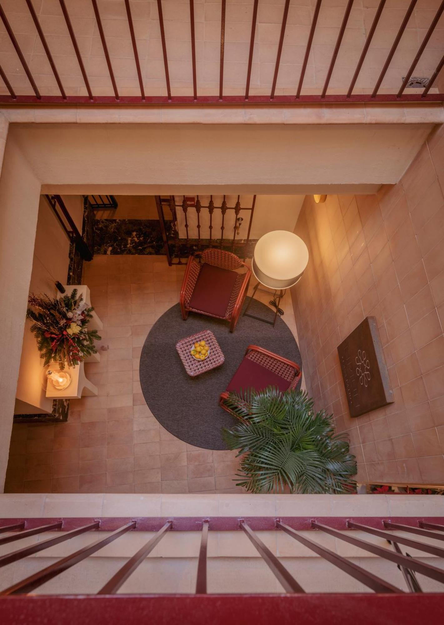 Lirium Casa Patio Seville