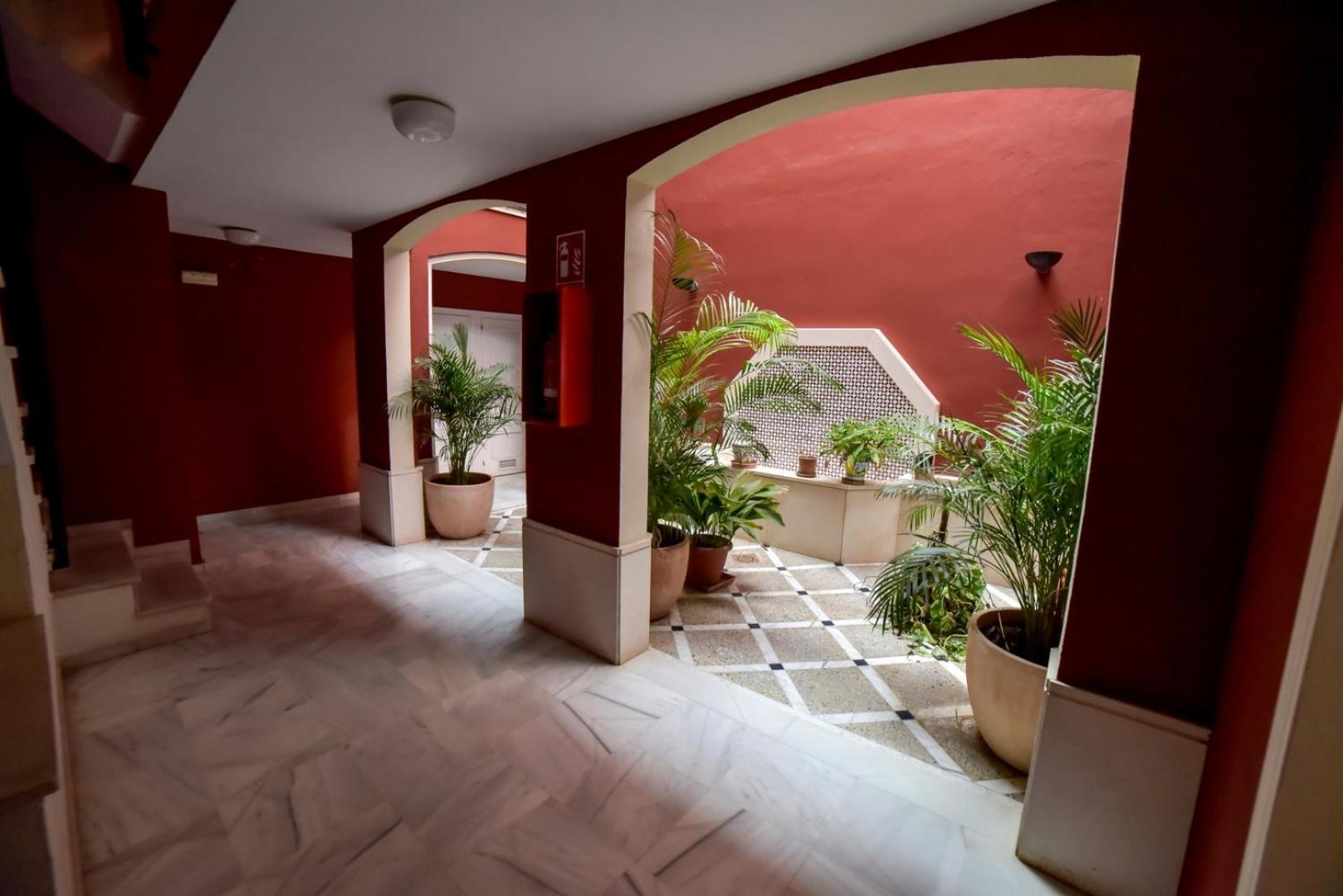 New! Contemporary With Pool And Parking Included *