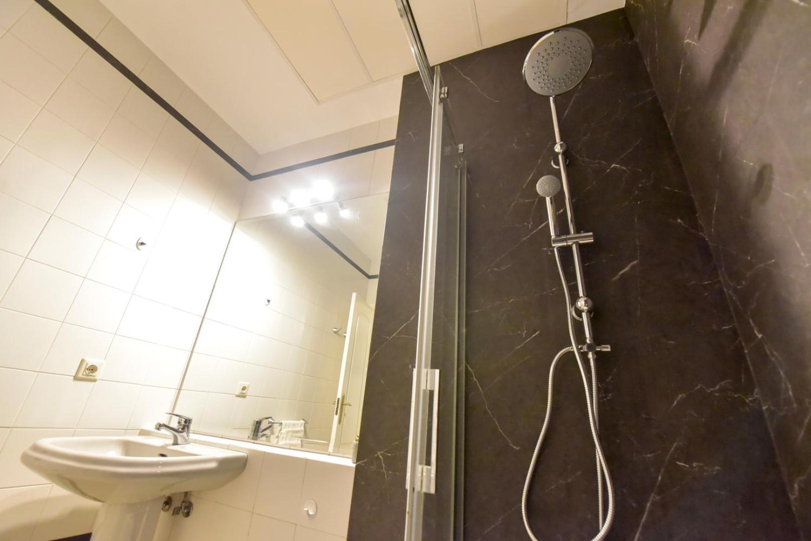 New! Contemporary With Pool And Parking Included Seville