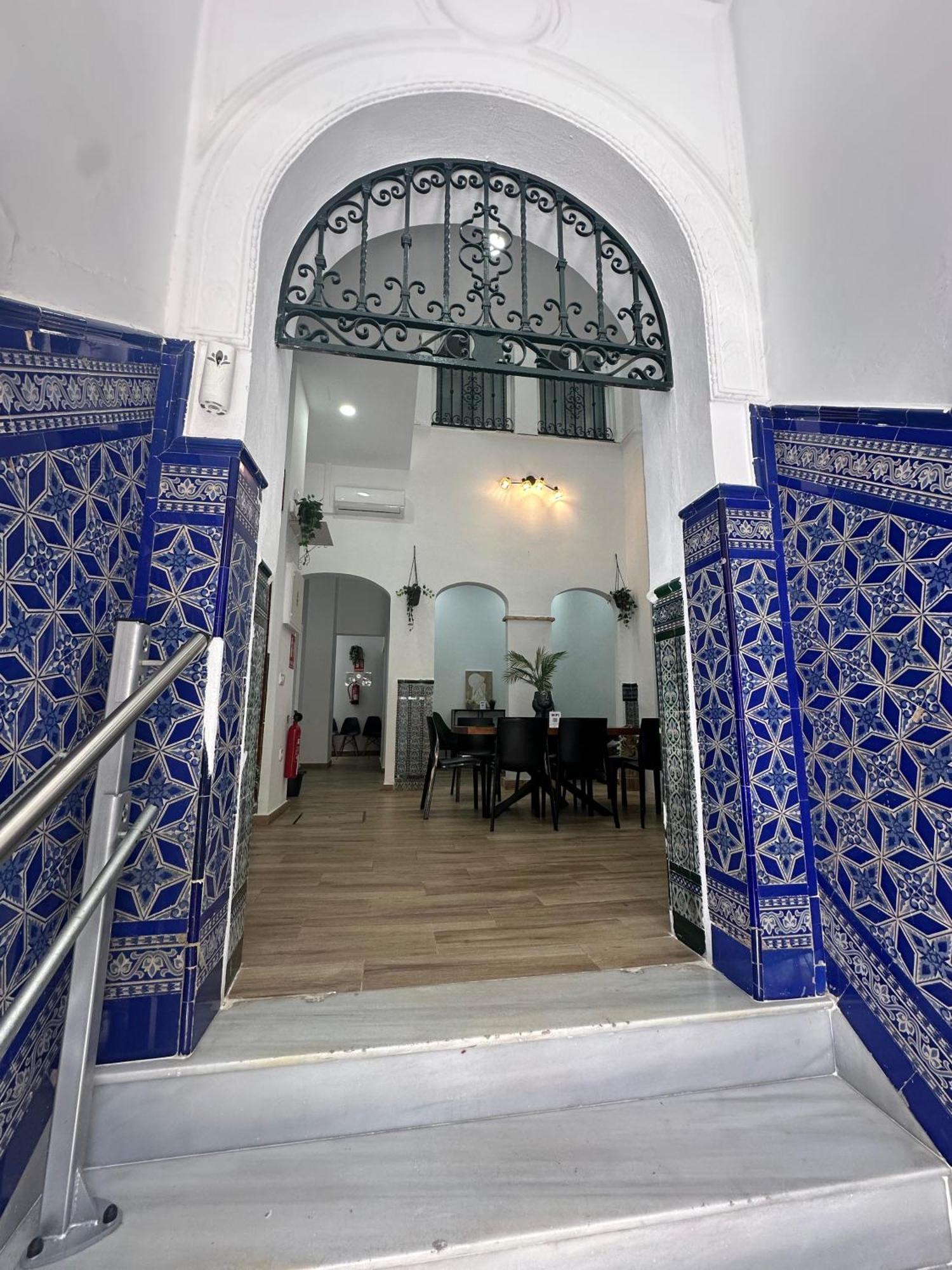 Triana Riverside Hostel Seville