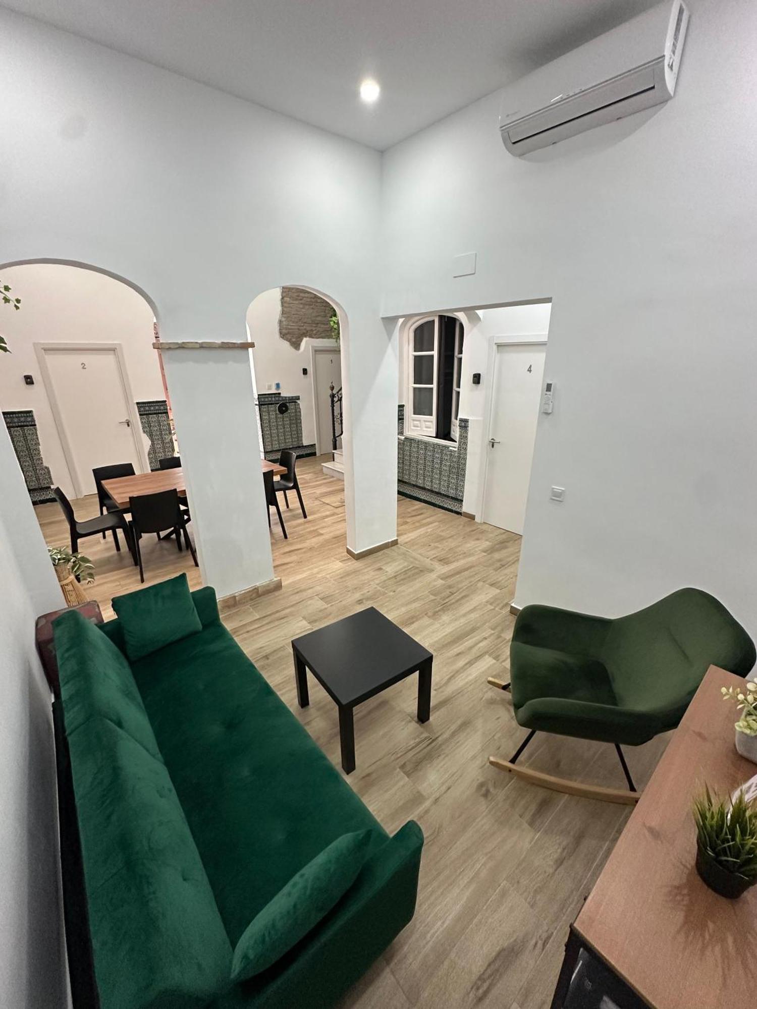 Triana Riverside Hostel Seville