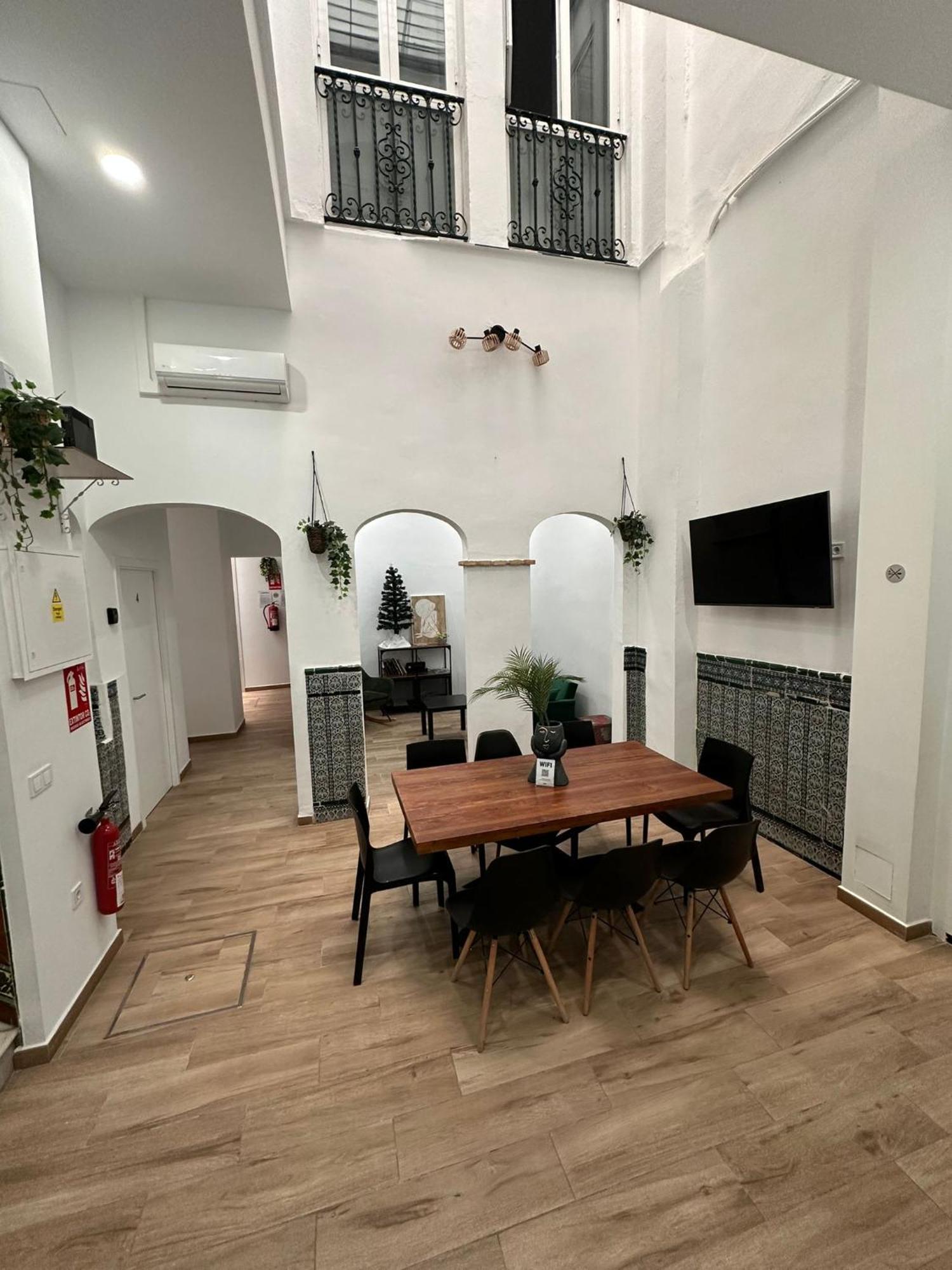 Triana Riverside Hostel Seville