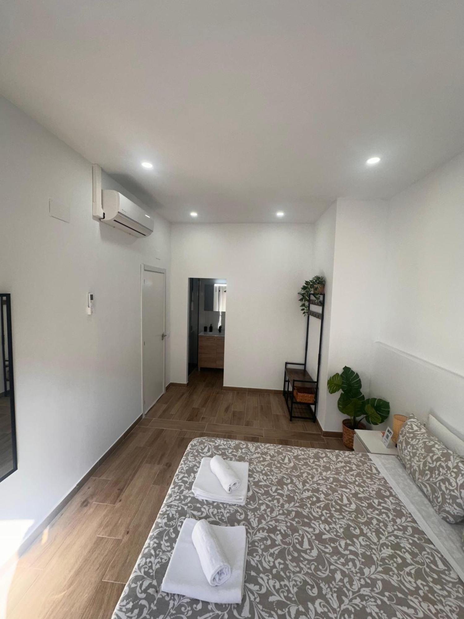 Triana Riverside Hostel *