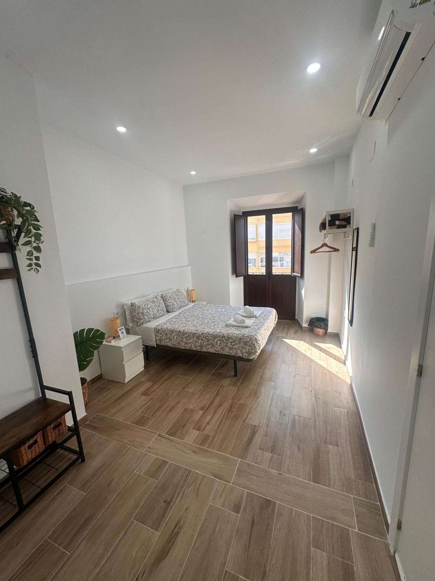 Triana Riverside Hostel *