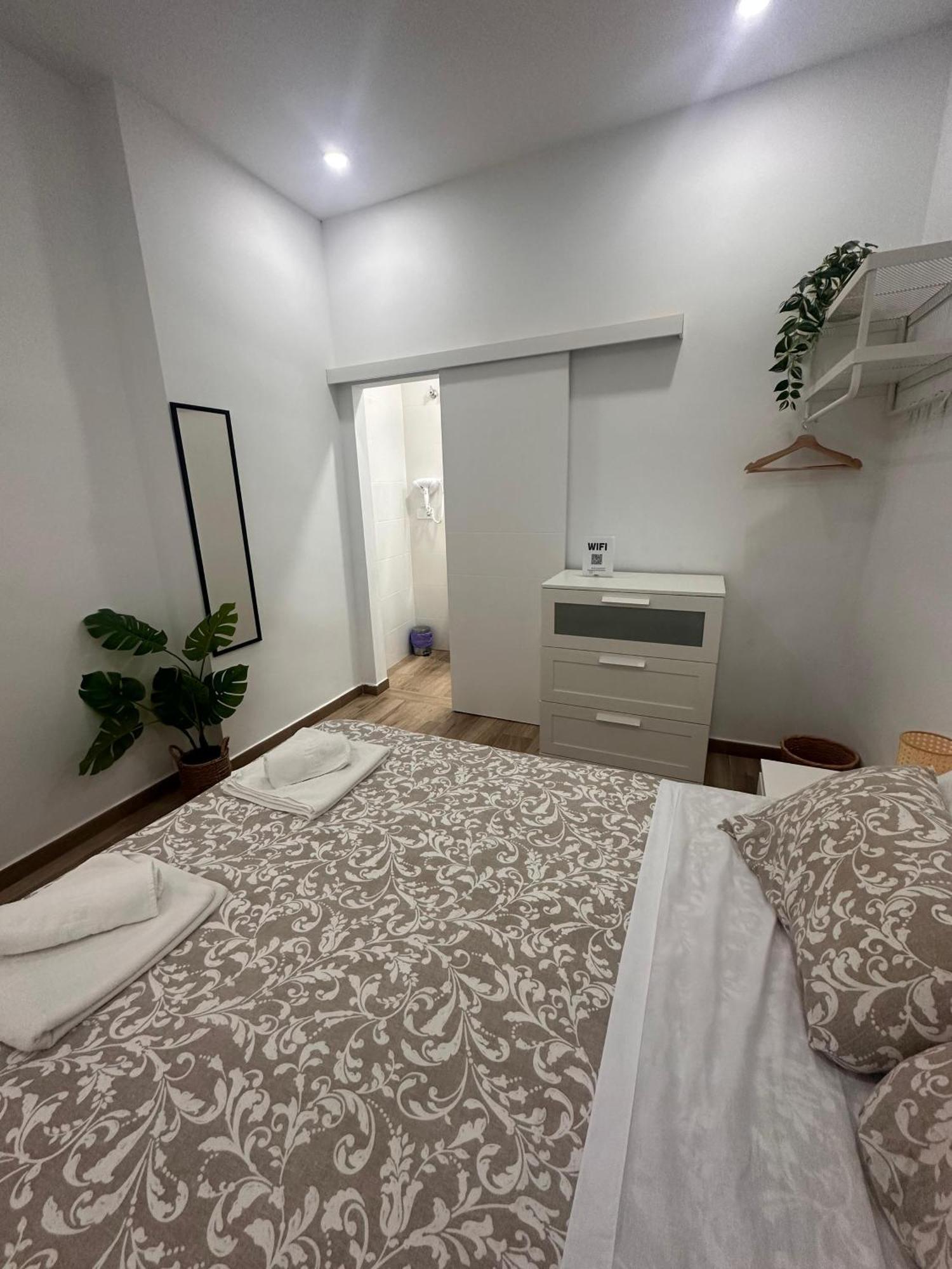 Triana Riverside Hostel Seville