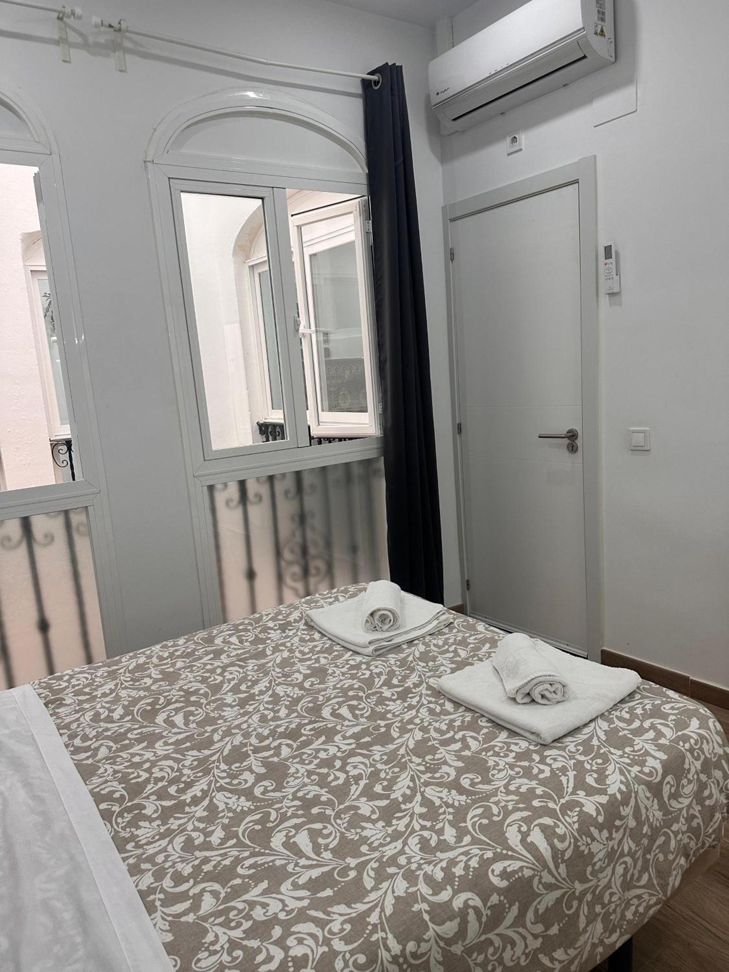 Triana Riverside Hostel Seville