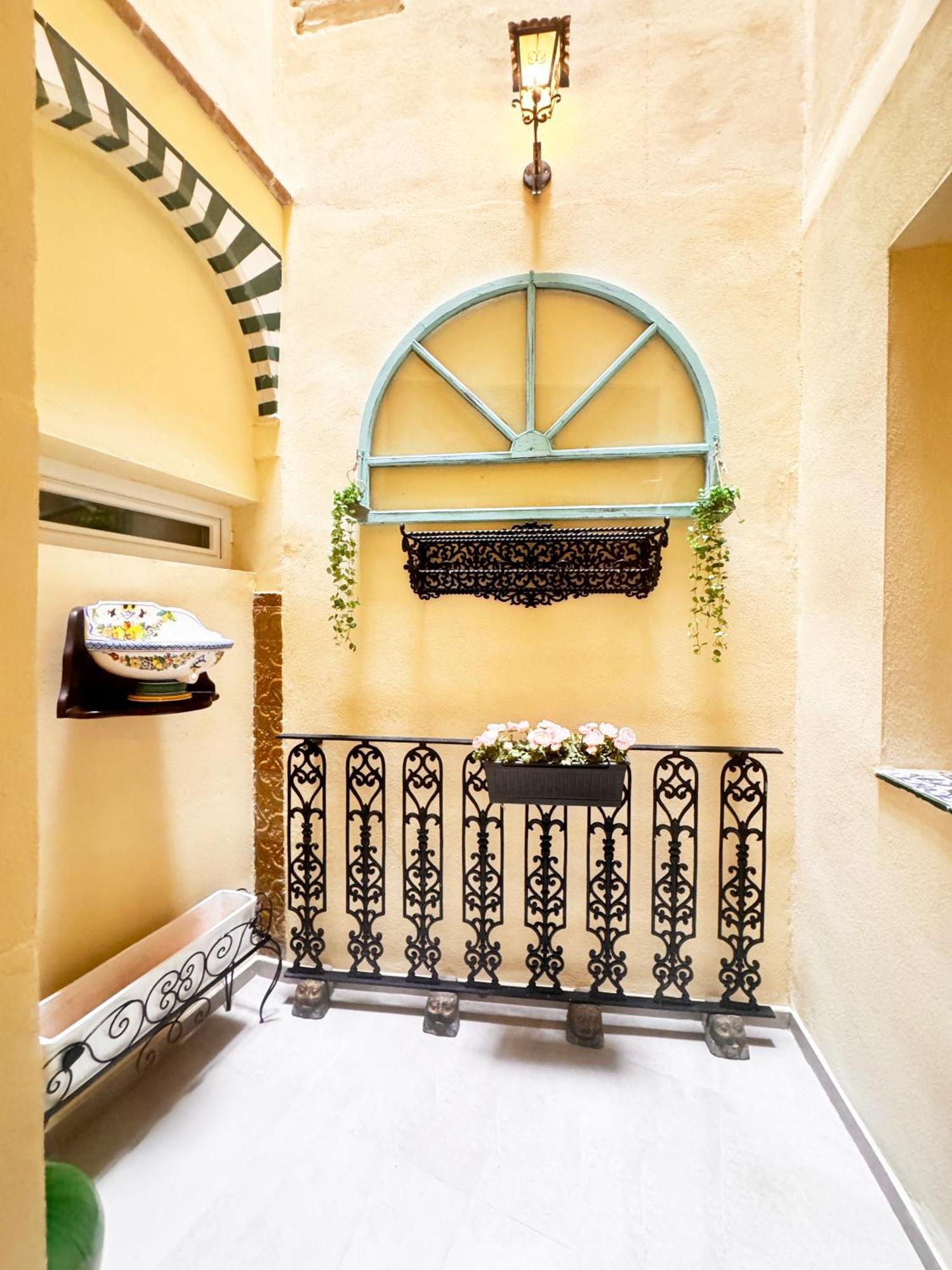 Homestay Palace House Hercules Seville