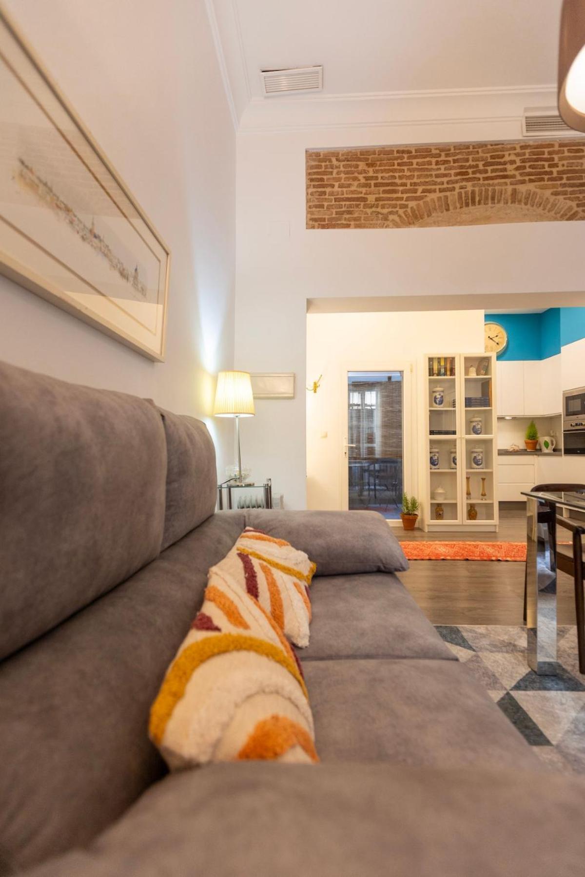 Live The Center Apartment