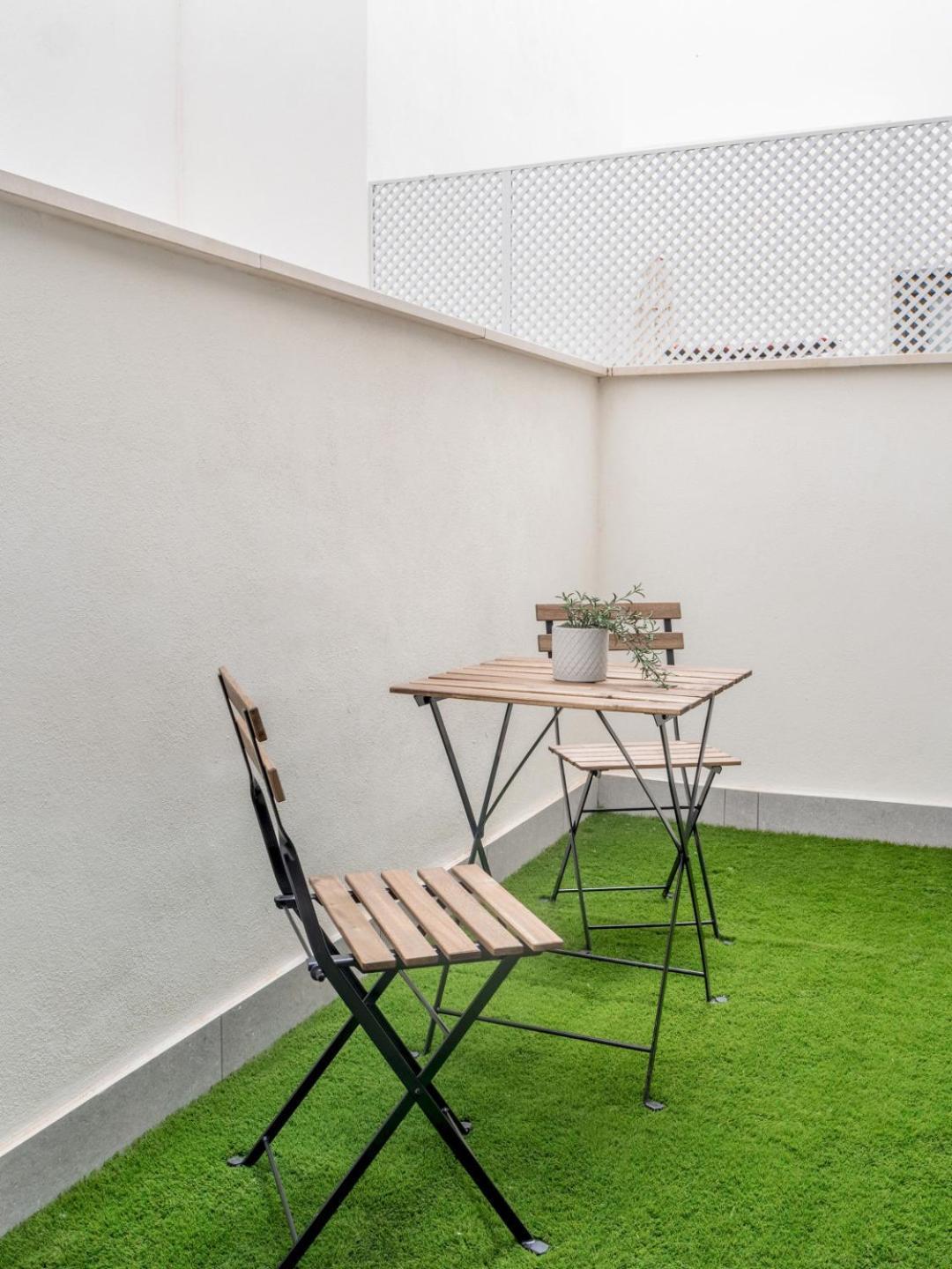 Modern With Swimming Pool- 2bd 2bth- Triana
