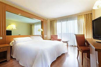 Tryp Macarena 4*