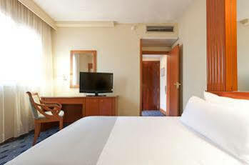 Tryp Macarena Hotel 4*