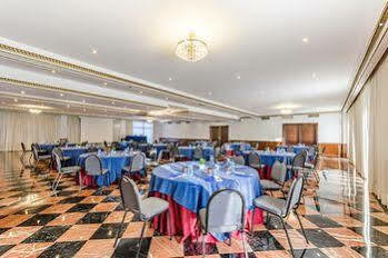 Tryp Macarena 4*