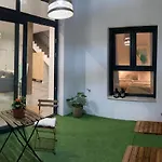 Acogedor apartamento en semisótano con patio y cerca de la Plaza de España