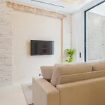 New Design Apartment - Private Patio - Gallos 3
