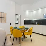 New Design Apartment - Private Patio - Gallos 3