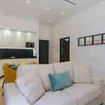 New Design Apartment - Private Patio - Gallos 3