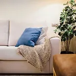 One&Lux Byron Suites