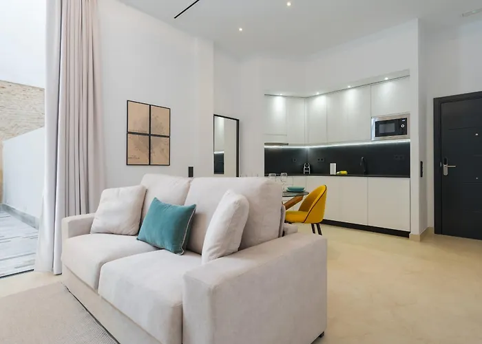 New Design Apartment - Private Patio - Gallos 3