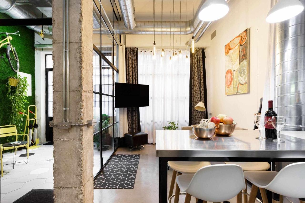 Monkeys Luxury Metaloft Apartment *