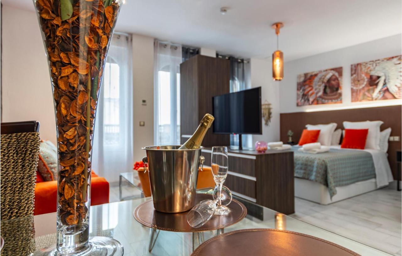 Amazing In With Kitchen Apartment *