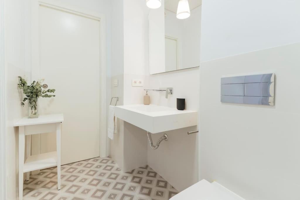 O&l Punonrostro Bright Minimalist Apartment