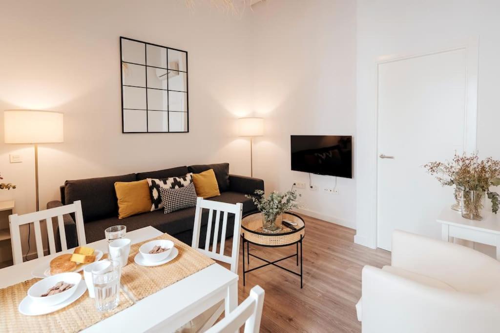 O&l Punonrostro Bright Minimalist Apartment Seville