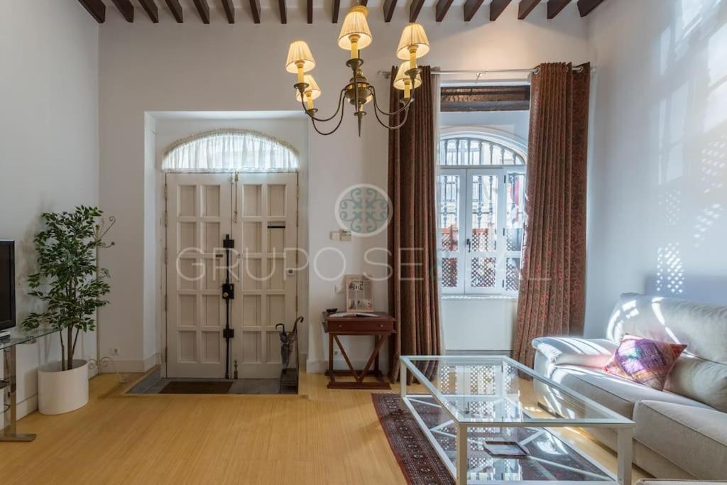Ad10 Full House Near Cathedral By Antonia Diaz Street * Seville