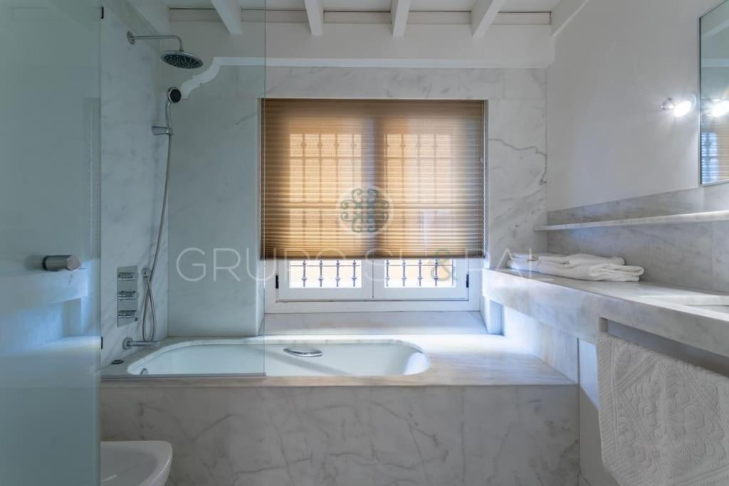 Ad10 Full House Near Cathedral By Antonia Diaz Street * Seville