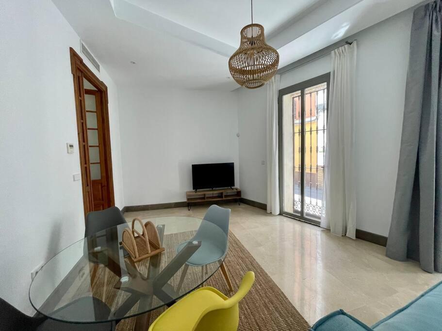 J21 By Cathedral Alcazar Sevilla