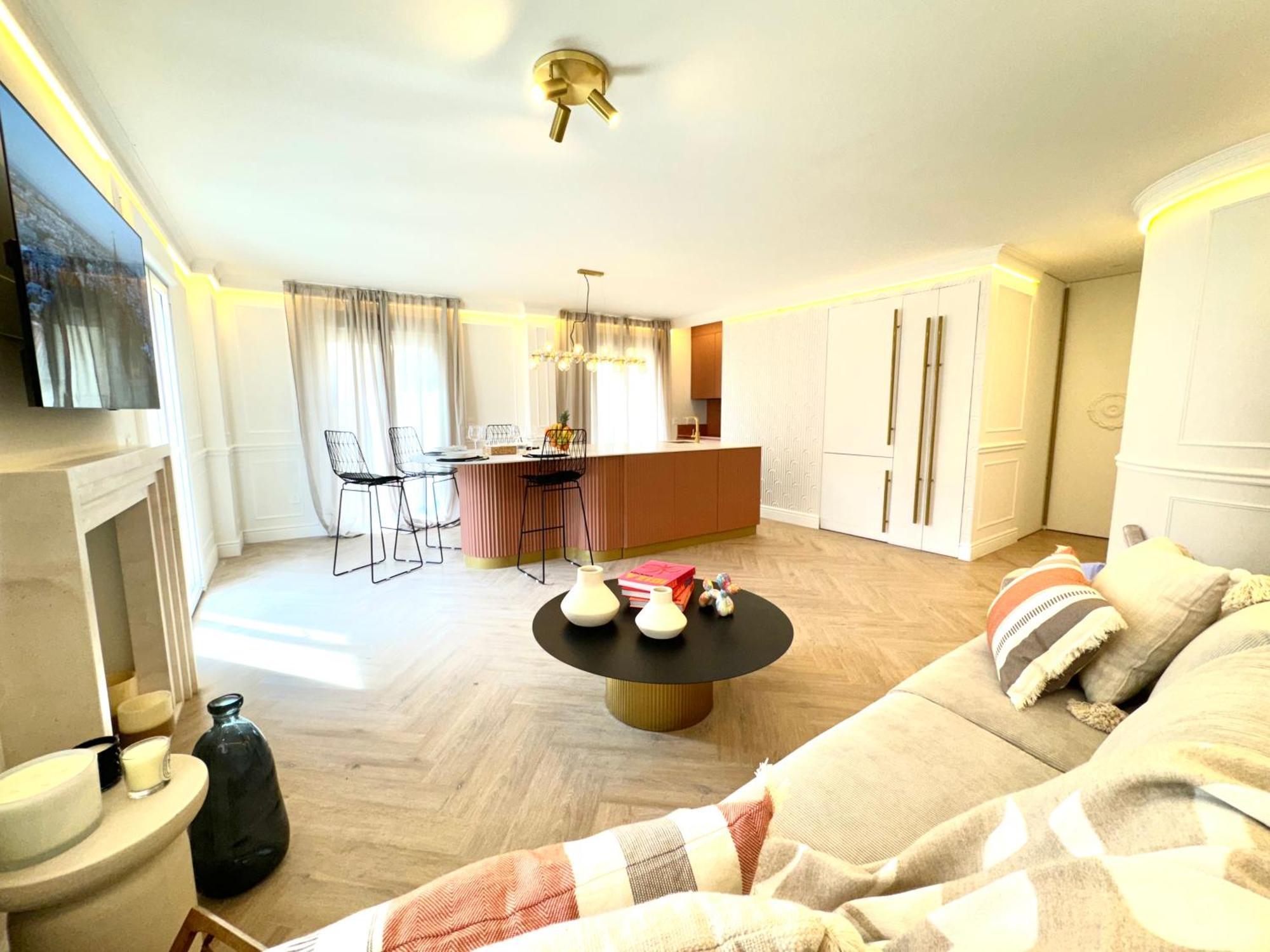 Luxury Cathedral Views In Apartment *