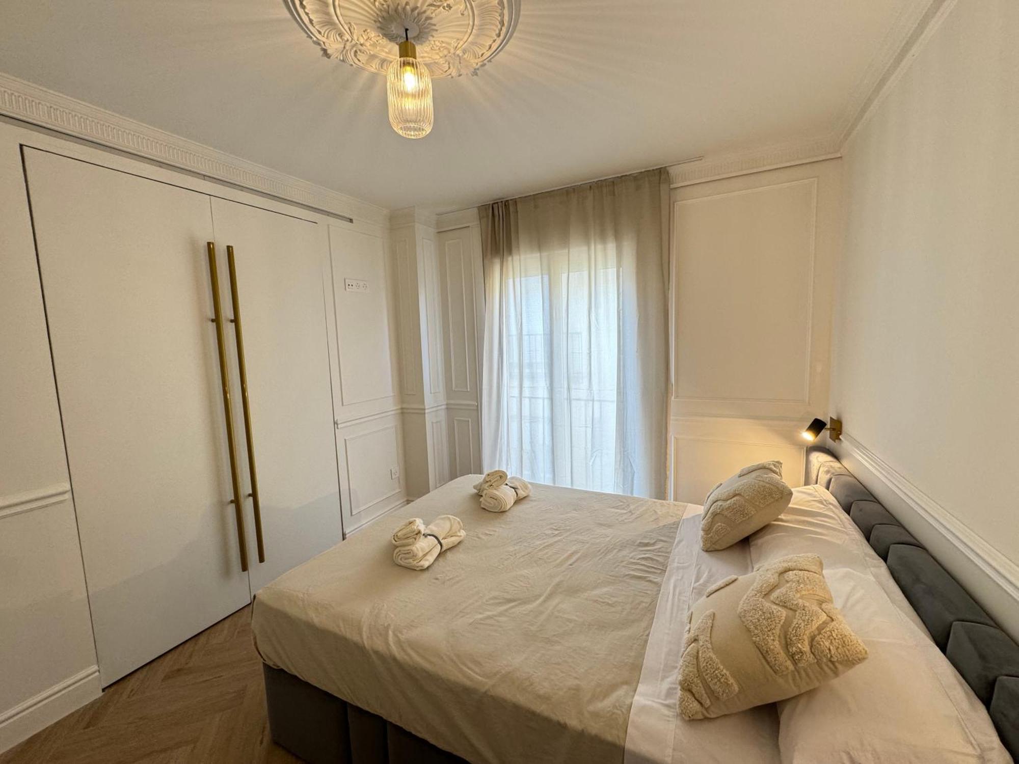 Luxury Cathedral Views In Apartment