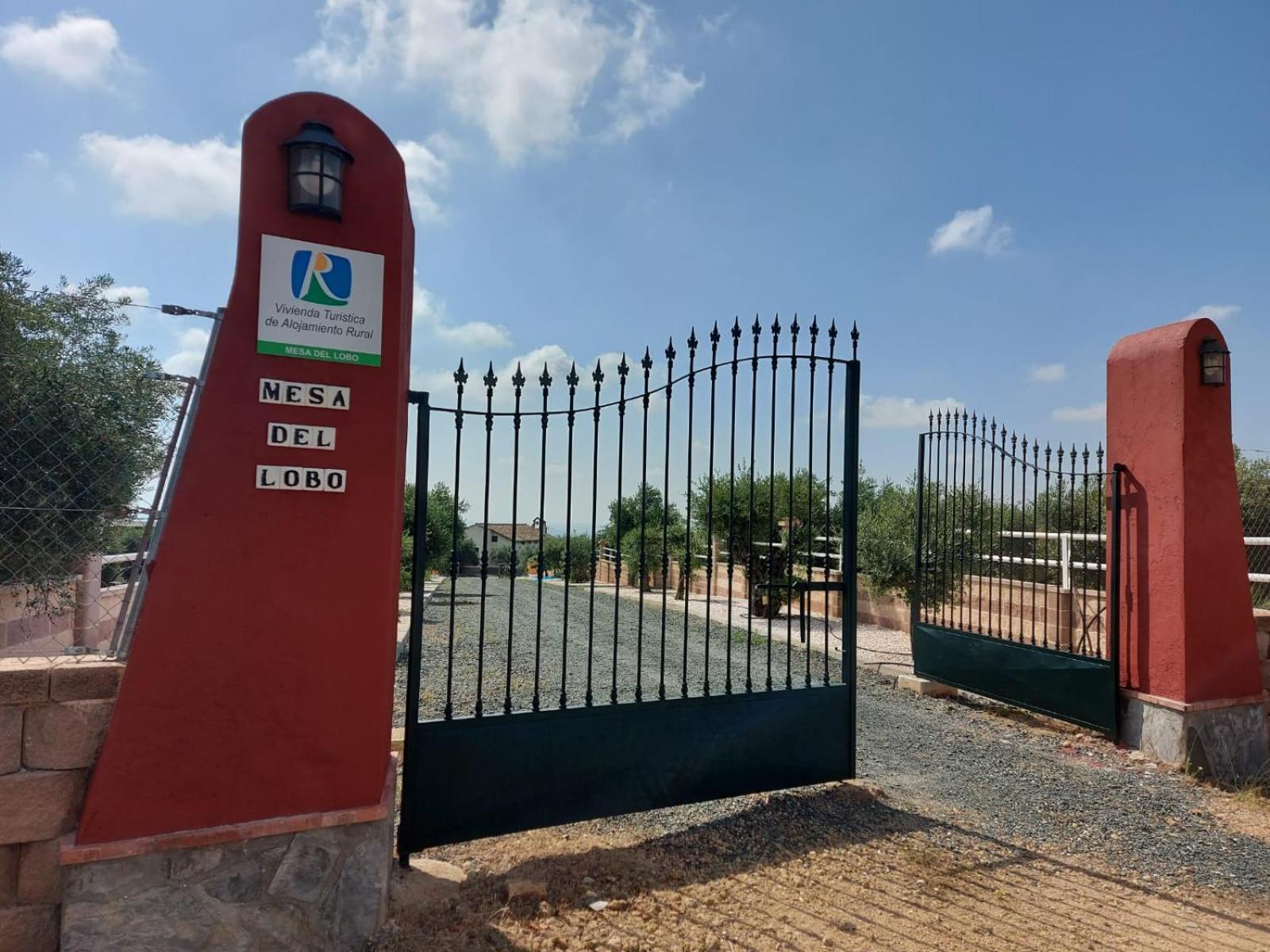 Mesa Del Lobo Cabrahigo Seville