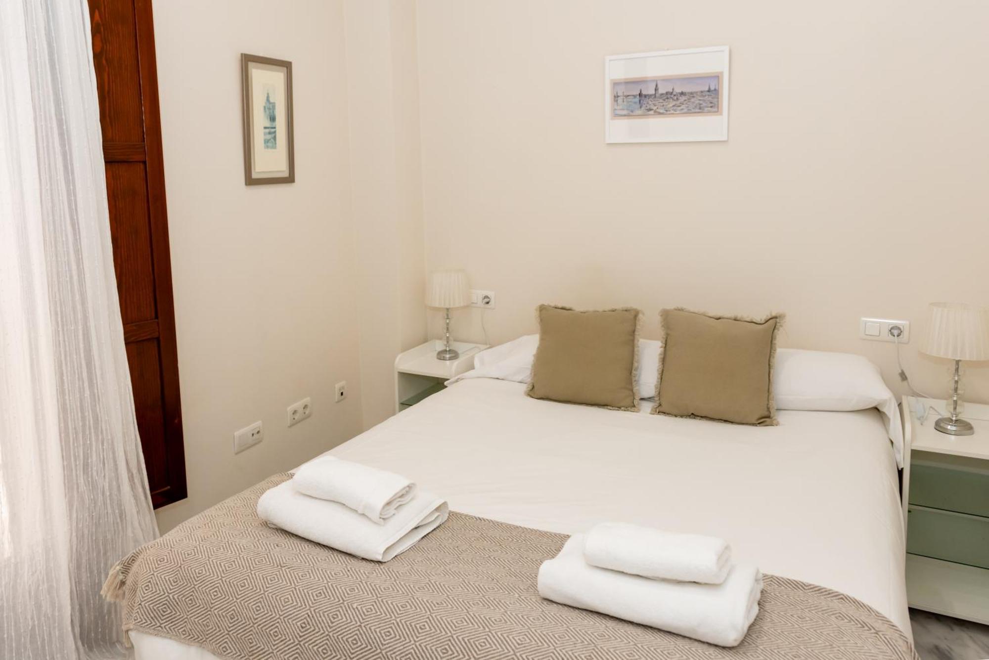 Charming & Quiet In Plaza Del Salvador Apartment