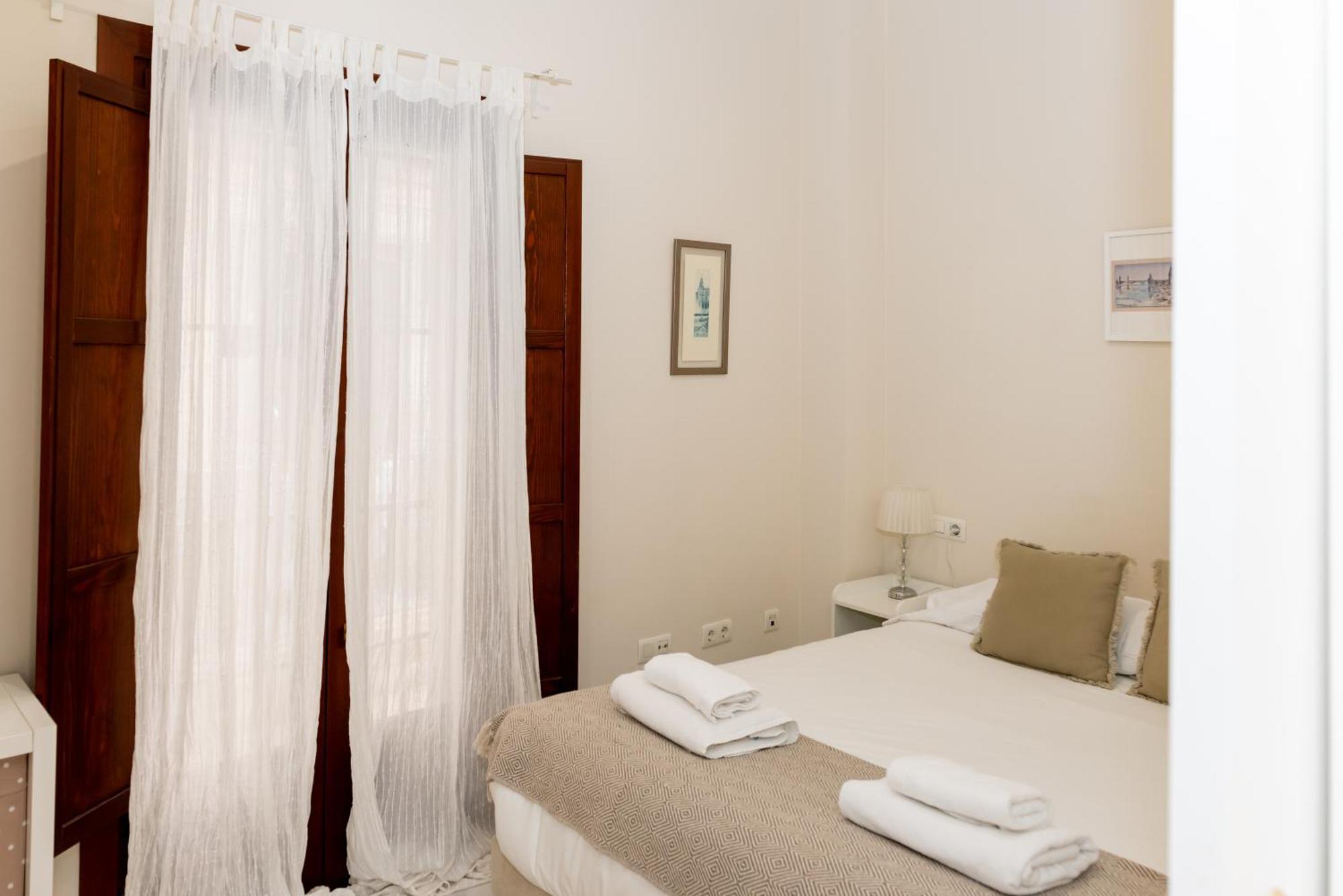 Charming & Quiet In Plaza Del Salvador Apartment *