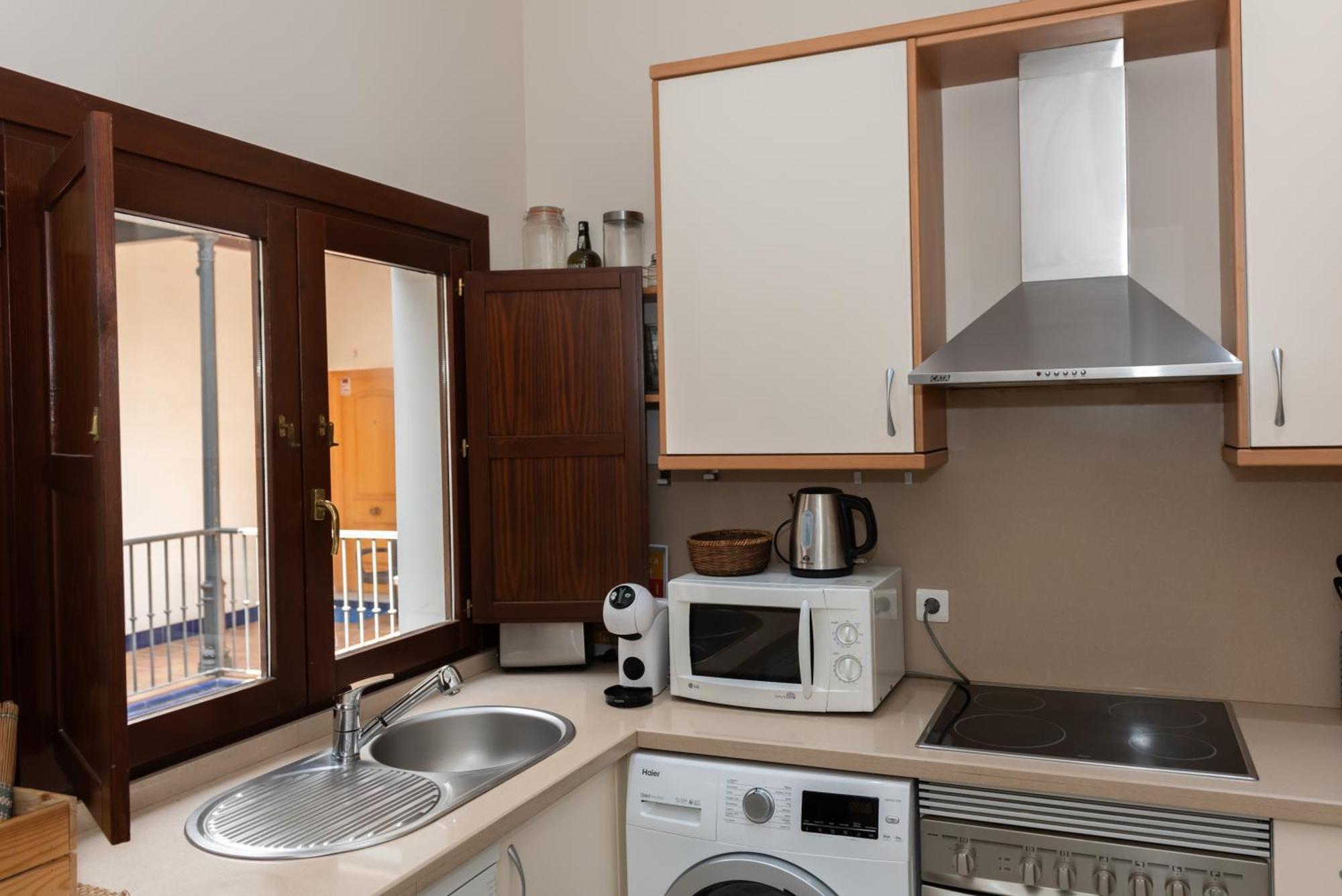 Charming & Quiet In Plaza Del Salvador Apartment