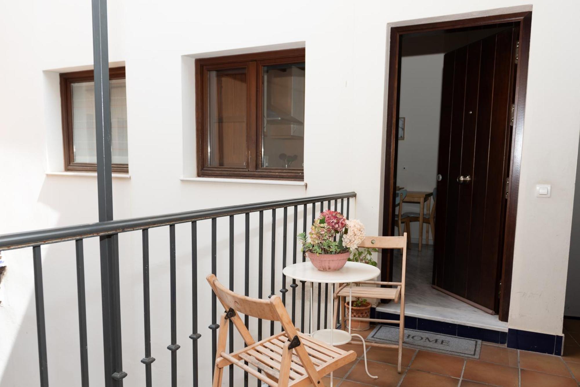 Charming & Quiet In Plaza Del Salvador Apartment *