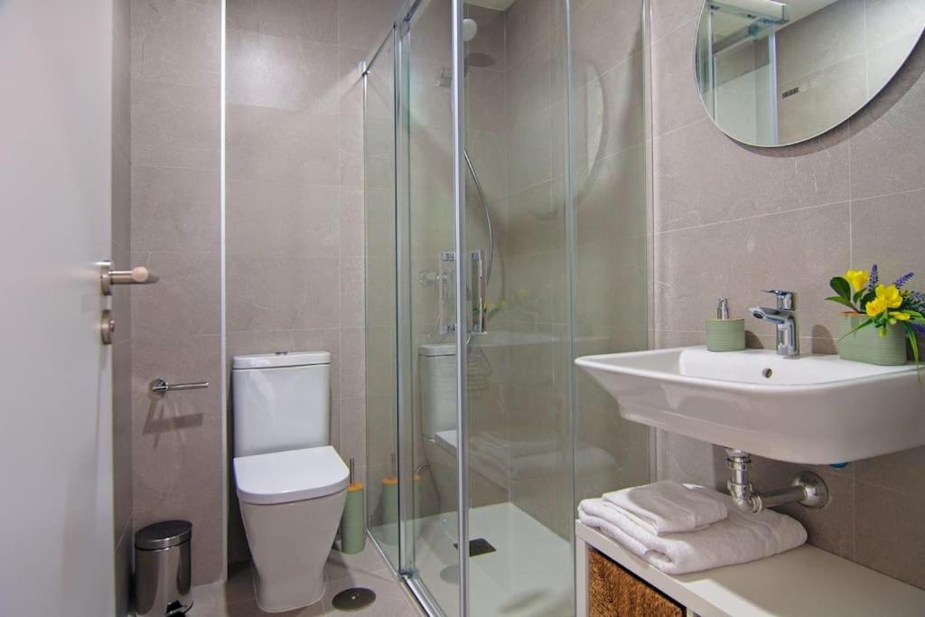 Live Like A Local In Contemporary Duplex Apartamento *