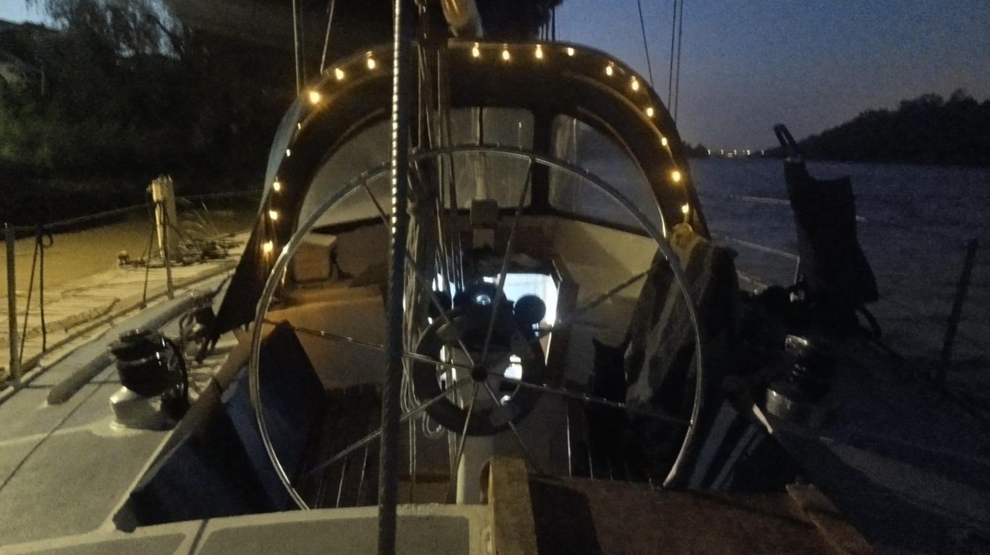 Tu Casa Flotante En Sevilla! Barco En Alquiler En El Guadalquivir Botel Seville