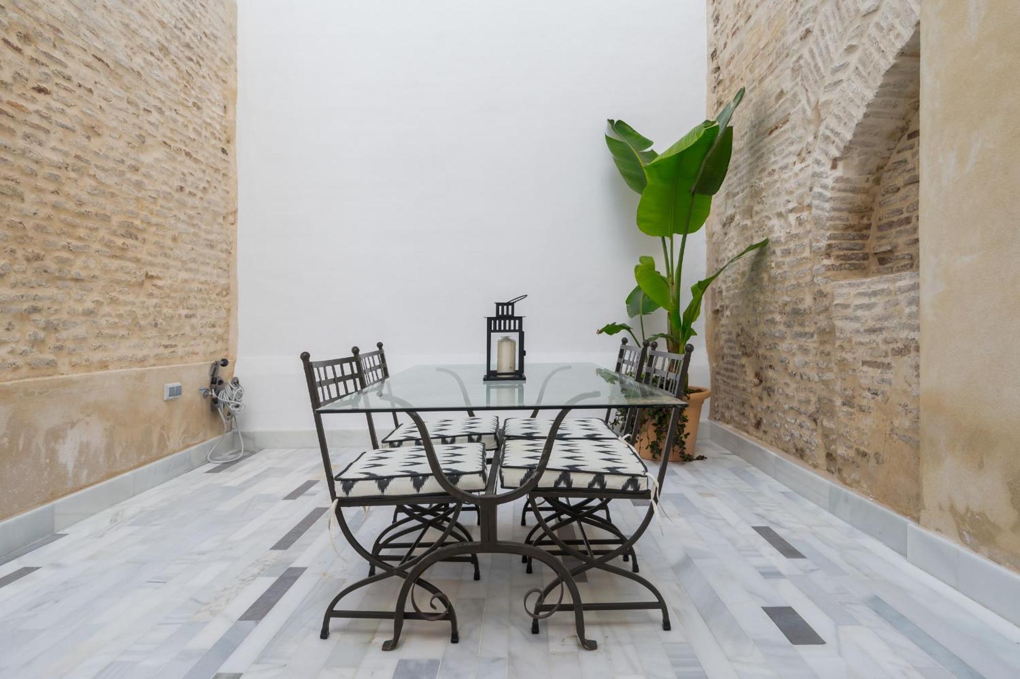 New Design - Private Patio - Gallos 3