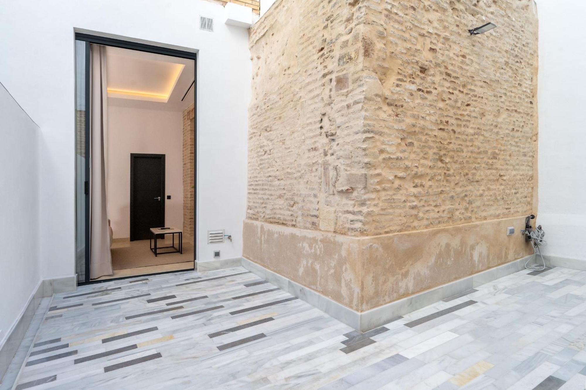 New Design - Private Patio - Gallos 3 Seville