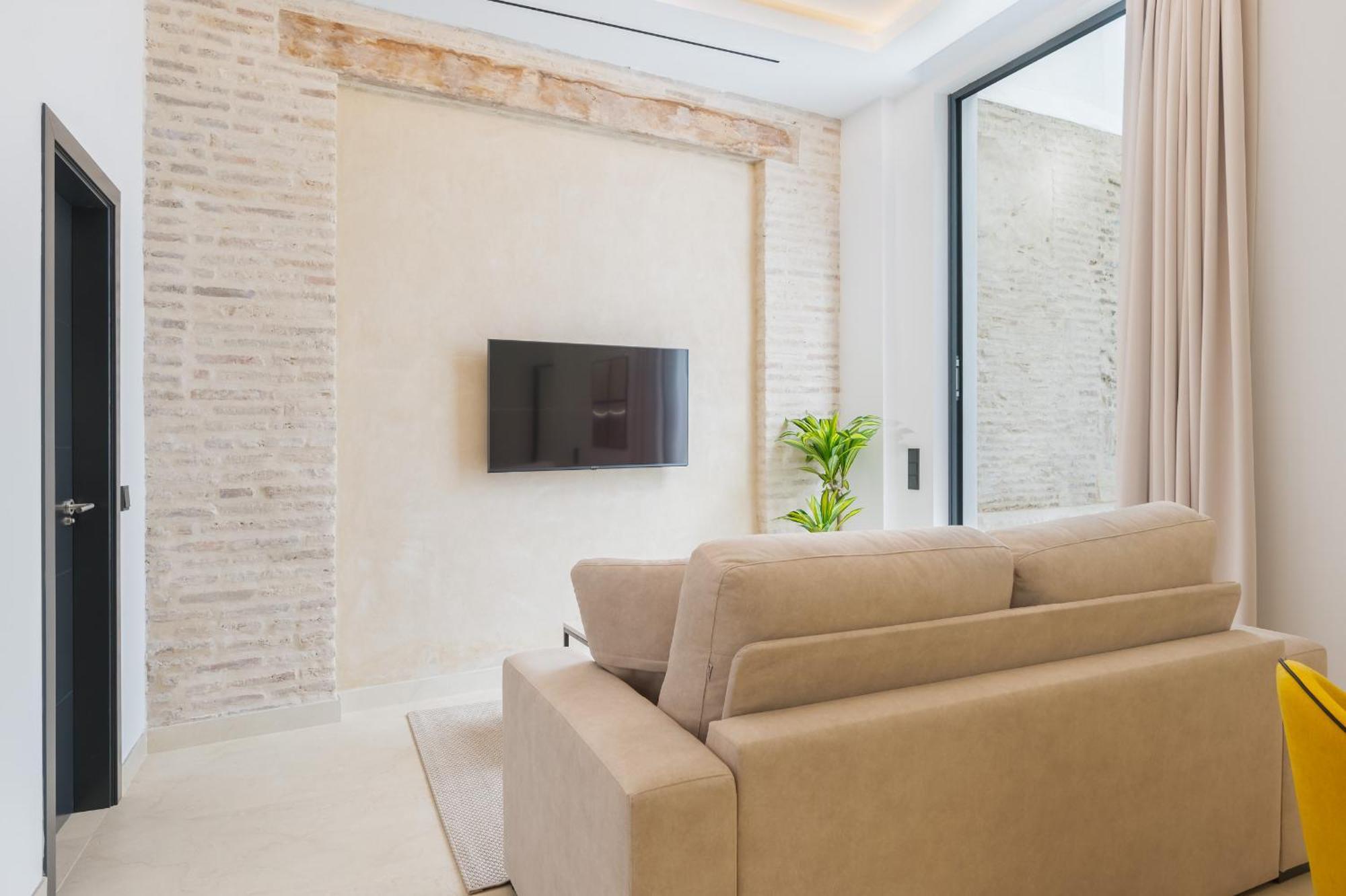 New Design - Private Patio - Gallos 3 Apartment *