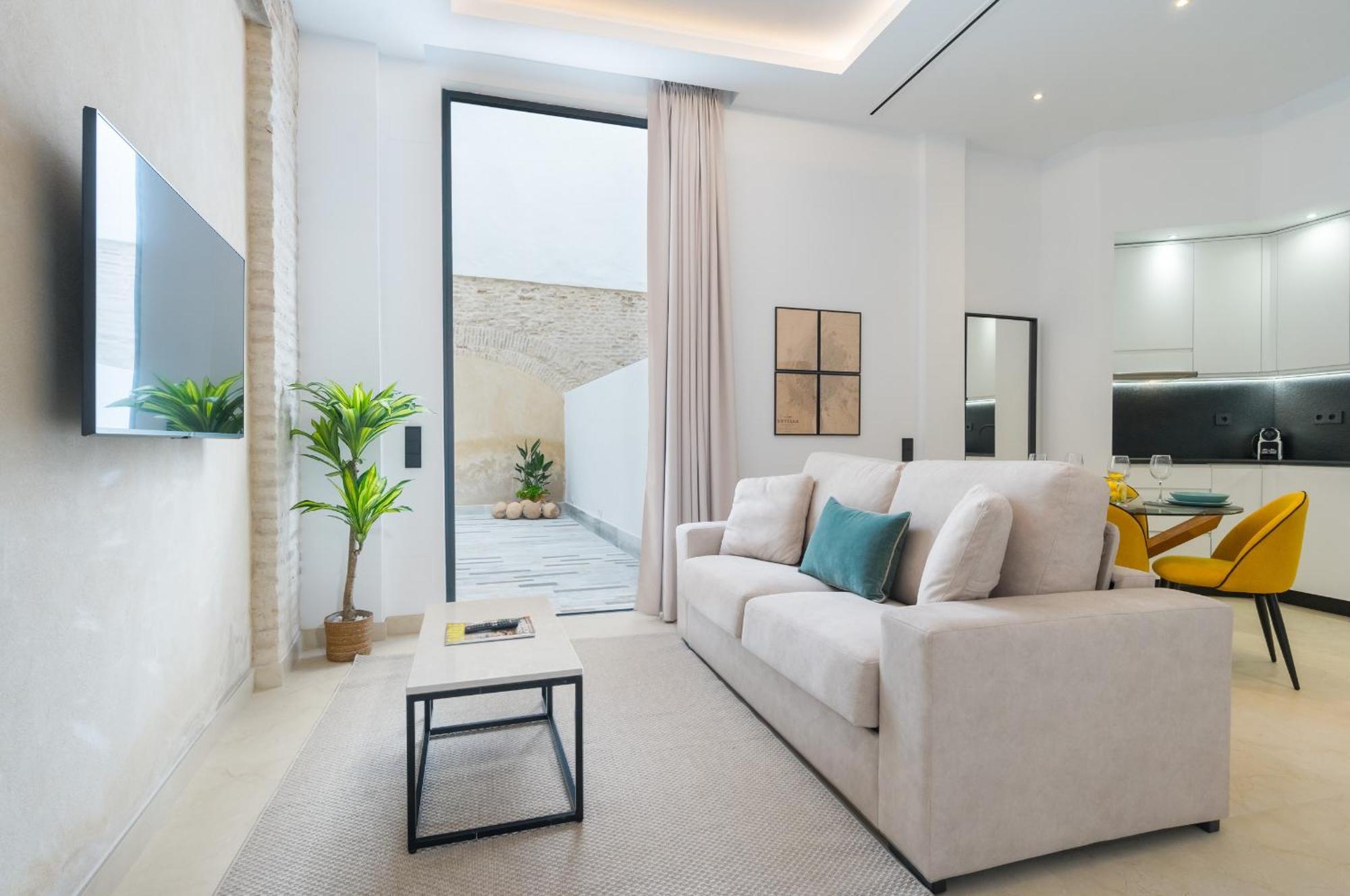 Apartment New Design - Private Patio - Gallos 3