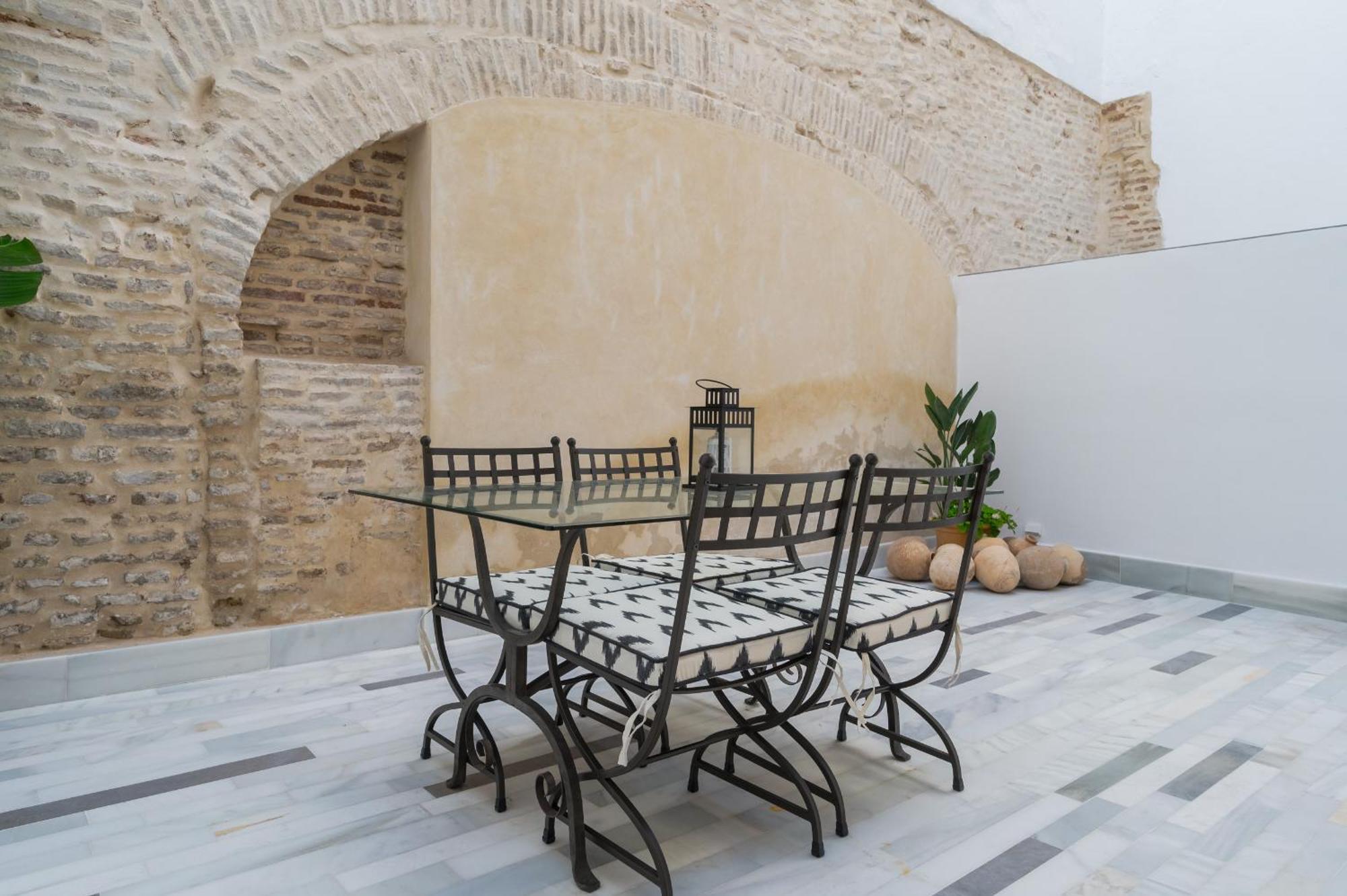 New Design - Private Patio - Gallos 3 *