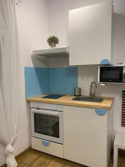Estudio Completo A Estrenar En Triana * Seville